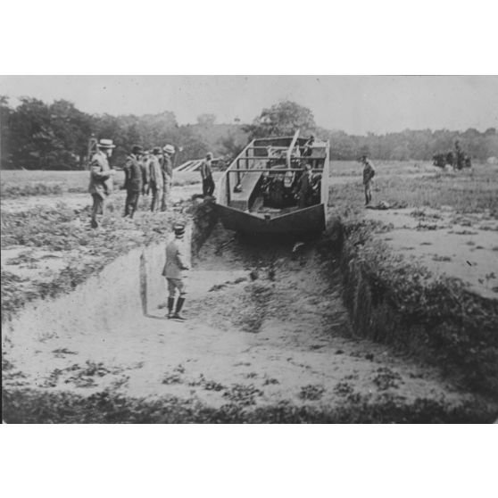 [Première expérience du char d'assaut St Chamond à commande électrique (Vincennes juillet 1916).]