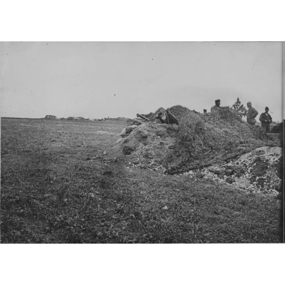 V2659. Château de Gentelles. Batteries de 75 en position. [légende d'origine]