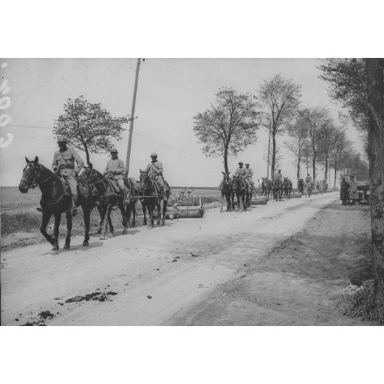 V2663. Régions de Villiers Bretonneux, Somme. Récupérage [sic] des machines agricoles par la cavalerie française. [légende d'origine]