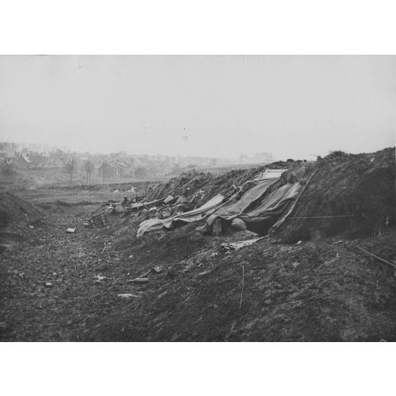 V2667 / 32. Vue de Villiers Bretonneux - Somme - prise de notre première ligne. [légende d'origine]