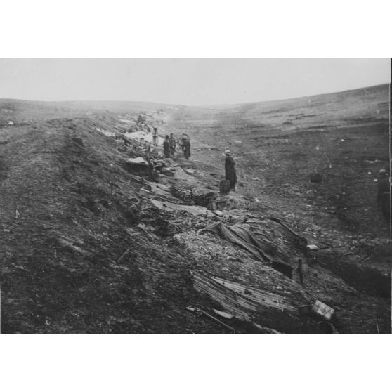 V2668 / 10. Région de Villers Bretonneux (Somme), abris et poilus derrière la 1re ligne. [légende d'origine]