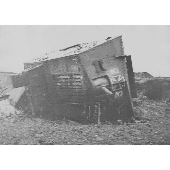 V2675. Est de Villiers Bretonneux (Somme). Tanks allemand renversé [sic] dans une carrière. Vu de l'avant avec canon de 37, deux mitrailleuses sur chaque face.