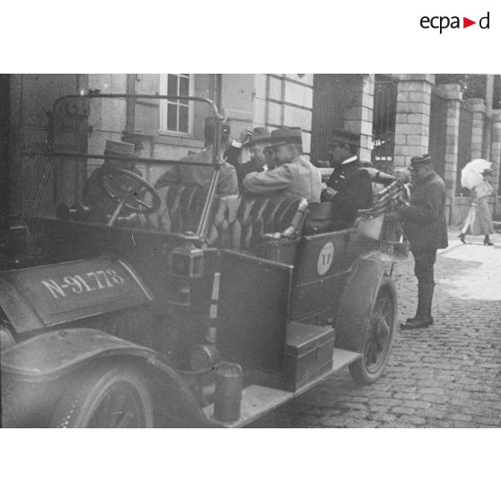 [Jules-Louis Breton accompagné de trois officiers dans une voiture, s.d.]