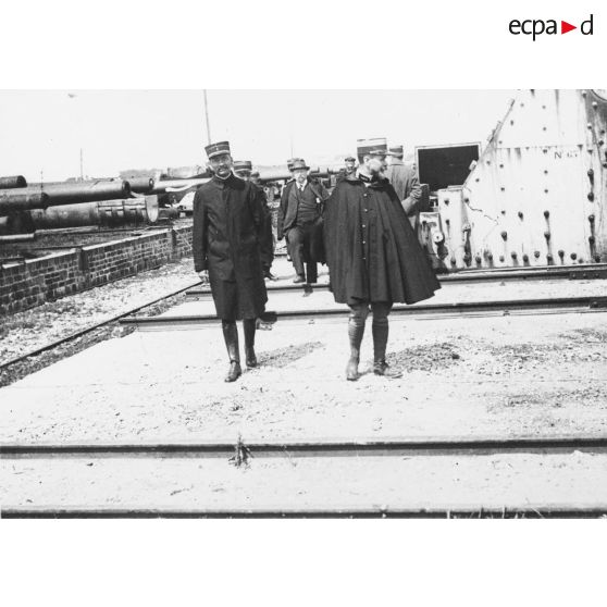 [Délégation officielle en visite d'une batterie d'artillerie sur la presqu'île de Grâves, s.d.]