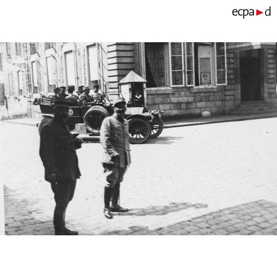 [Jules-Louis Breton accompagné de trois officiers dans une voiture, s.d.]