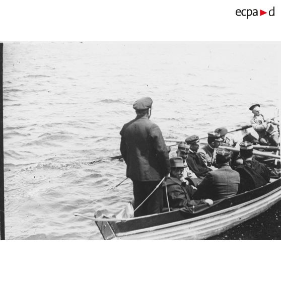 [Officiels sur une barque à l'occasion d'une visite de la presqu'île de Gâvres, s.d.]