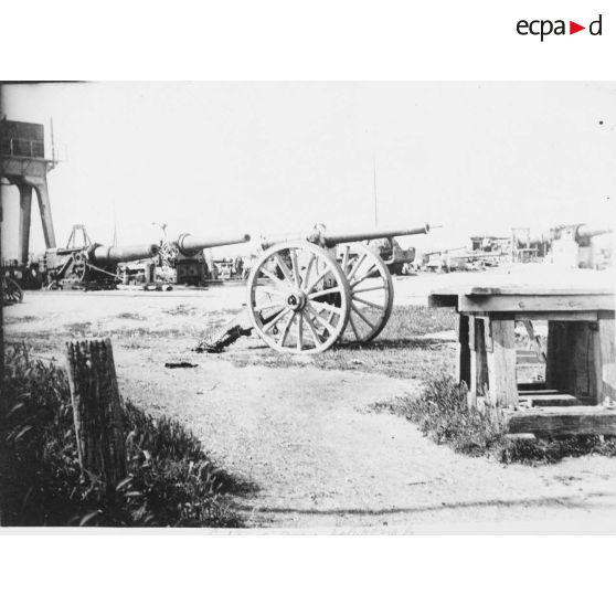 [Canon sur roues installé au milieu d'une batterie d'artillerie sur la côte bretonne, s.d.]