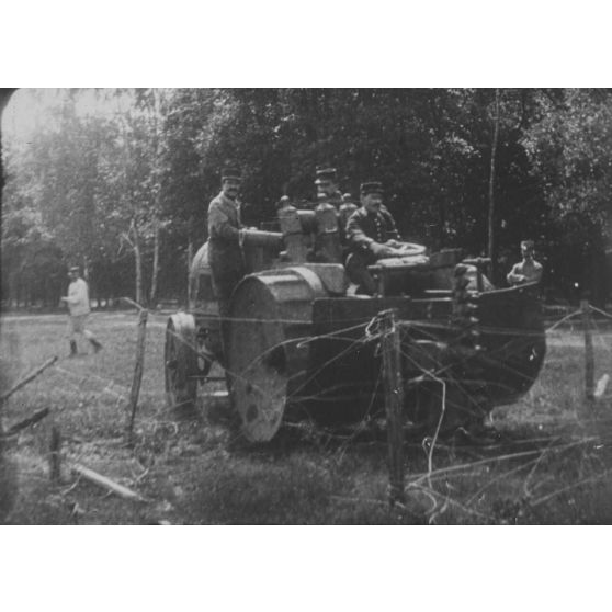 [Machine à cisailler et à versoirs. Expérience de Maisons-Lafitte du 22 juillet 1915 (film cinématographique).]