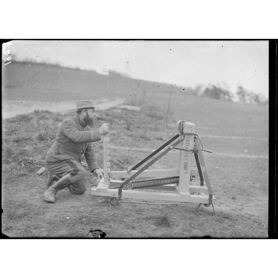 Châlons-sur-Vesle, Marne, le lieutenant Grotard et son lance-grenades "La Grotardine". [légende d'origine]