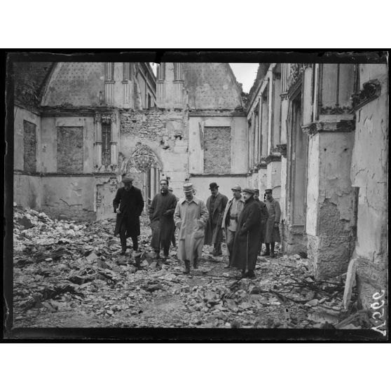 Reims, la cathédrale, salle du Tau, mission roumaine. [légende d'origine]