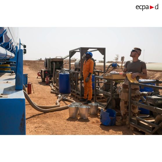 Un soldat du Service des essences des armées (SEA) encadre la livraison de carburéacteur par un camion-citerne nigérien au dépôt militaire de Niamey, au Niger.