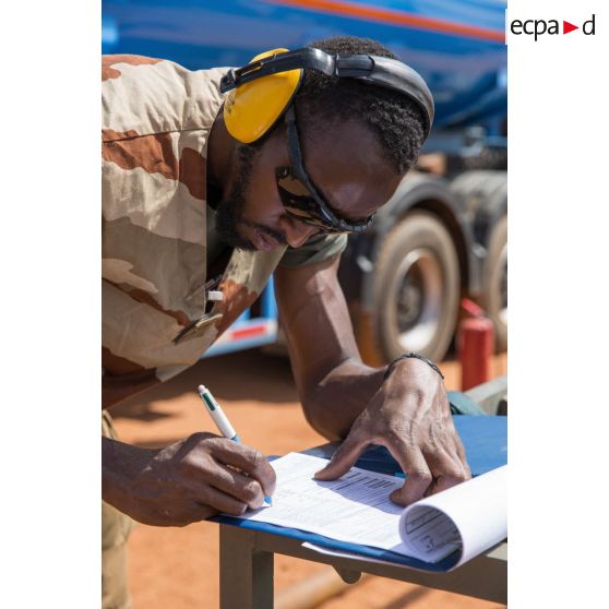 Le brigadier-chef Anthony du Service des essences des armées (SEA) encadre la livraison de carburéacteur par un camion-citerne nigérien au dépôt militaire de Niamey, au Niger.