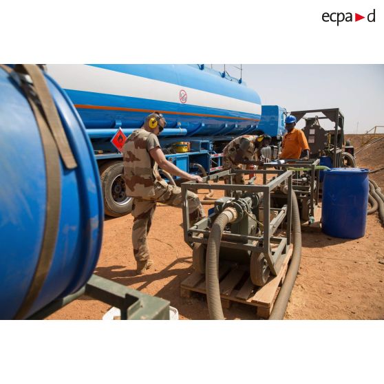 Des soldats du Service des essences des armées (SEA) encadrent la livraison de carburéacteur au dépôt militaire de Niamey, au Niger.