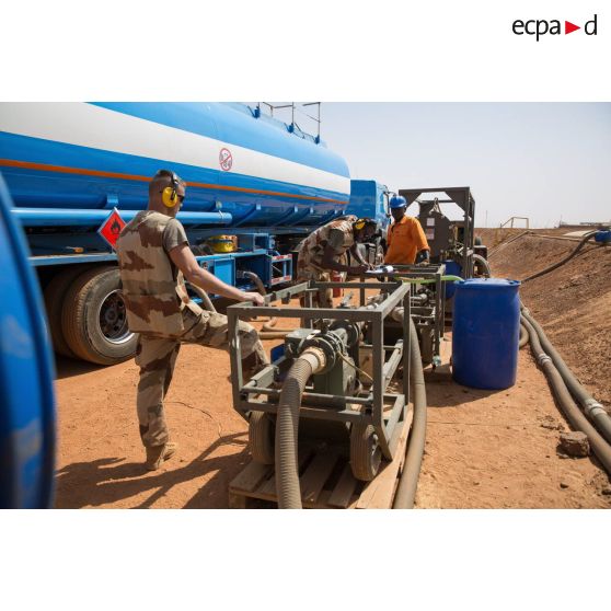 Des soldats du Service des essences des armées (SEA) encadrent la livraison de carburéacteur au dépôt militaire de Niamey, au Niger.