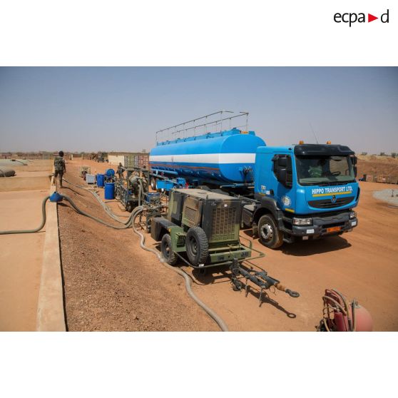 Un camion-citerne nigérien livre du carburéacteur au dépôt du Service des essences des armées (SEA) de Niamey, au Niger.