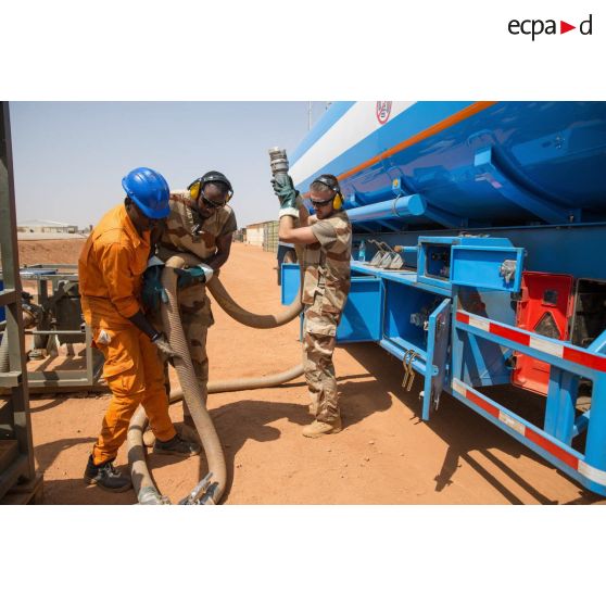 Des soldats du Service des essences des armées (SEA) encadrent la livraison de carburéacteur au dépôt militaire de Niamey, au Niger.