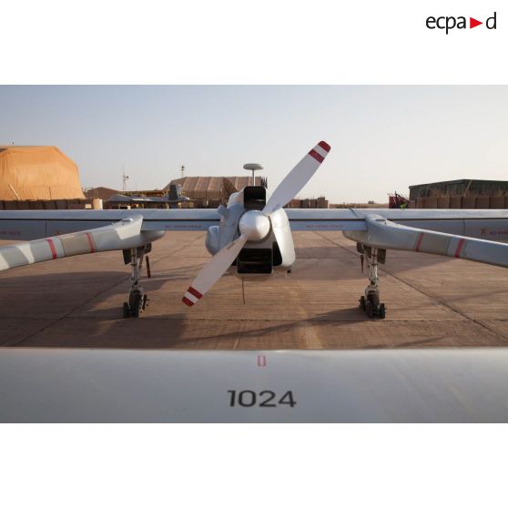 Vue arrière d'un système intérimaire de drone MALE (SIDM) et d'un drone General Atomics MQ-9 Reaper de l'escadron de drones 1/33 Belfort sur la base aérienne de Niamey, au Niger.