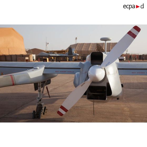 Vue arrière d'un système intérimaire de drone MALE (SIDM) et d'un drone General Atomics MQ-9 Reaper de l'escadron de drones 1/33 Belfort sur la base aérienne de Niamey, au Niger.