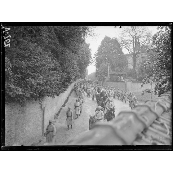 Jonchery-sur-Vesle, Marne, enterrement du commandant de Rose, commandant l'aviation de la 5e armée. [légende d'origine]