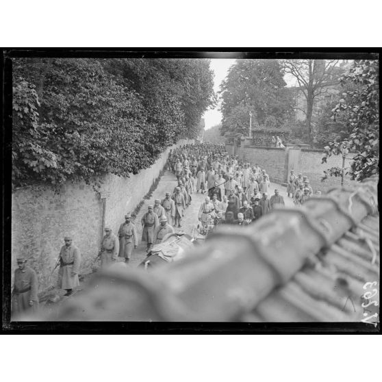 Jonchery-sur-Vesle, Marne, enterrement du commandant de Rose, commandant l'aviation de la 5e armée. [légende d'origine]