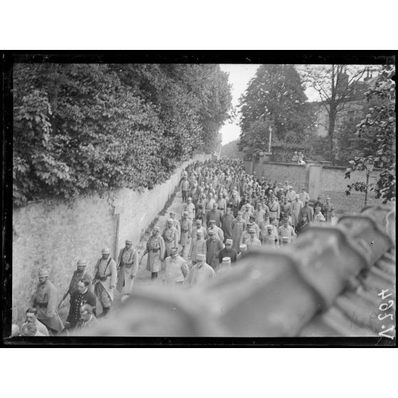 Jonchery-sur-Vesle, Marne, enterrement du commandant de Rose, commandant l'aviation de la 5e armée. [légende d'origine]