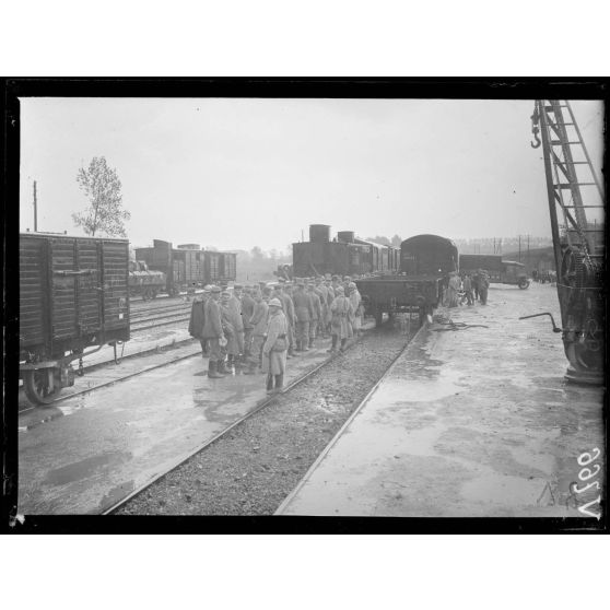 En gare de Jonchery-sur-Vesle, Marne, embarquement de prisonniers allemands. [légende d'origine]