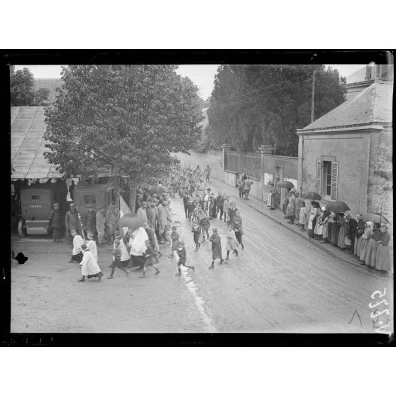 Jonchery-sur-Vesle, Marne, enterrement du commandant de Rose, commandant l'aviation de la 5e armée. [légende d'origine]