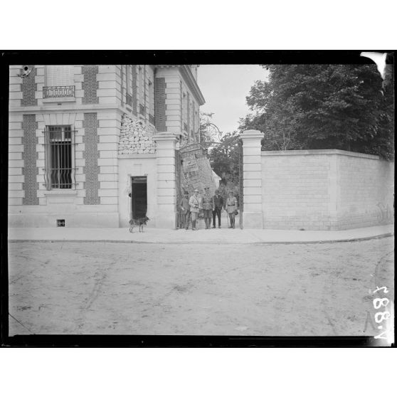 Soissons, visite du secteur et de la ville par Sir Conan Doyle, M. Masèse, directeur de la National Review accomapgnés de M. René Berthelot, directeur du service des recherches diplomatiques et du capitaine Bloch-Laroque. Devant la baque de Soissons, siège de l'état-major de la brigade. [légende d'origine]