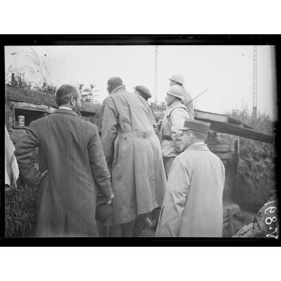 Dans le secteur de Saint-Vaast, près de la distillerie. La mission regardant les lignes ennemies (dans l'usine). [légende d'origine]