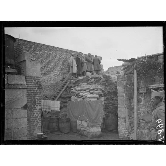 Dans les organisations défensives de la 1ère ligne du secteur Saint-Vaast. La mission au sommet d'un observatoire. [légende d'origine]