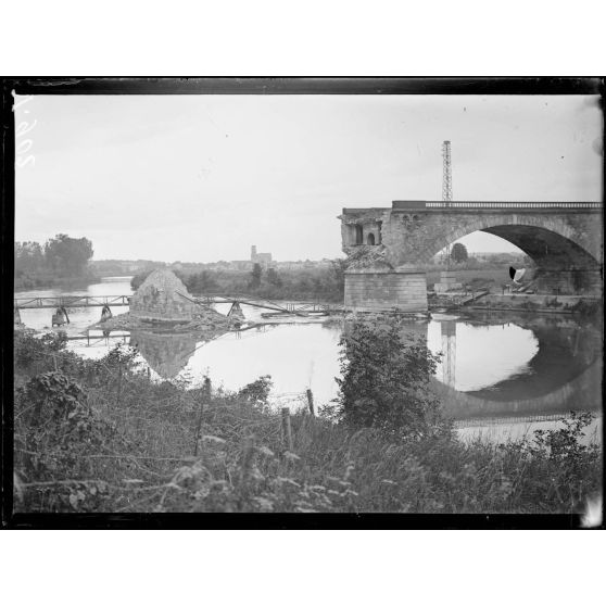 Soissons, Aisne, le pont du chemin de fer, ligne Paris à Laon au fond, panorama de la ville. [légende d'origine]