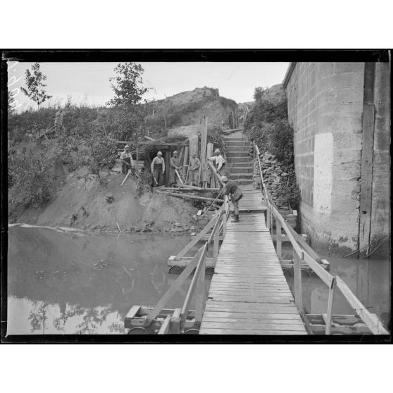 Villeneuve-Saint-Germain, Aisne, sur les bords du canal de l'Aisne, passerelle près de l'écluse. [légende d'origine]