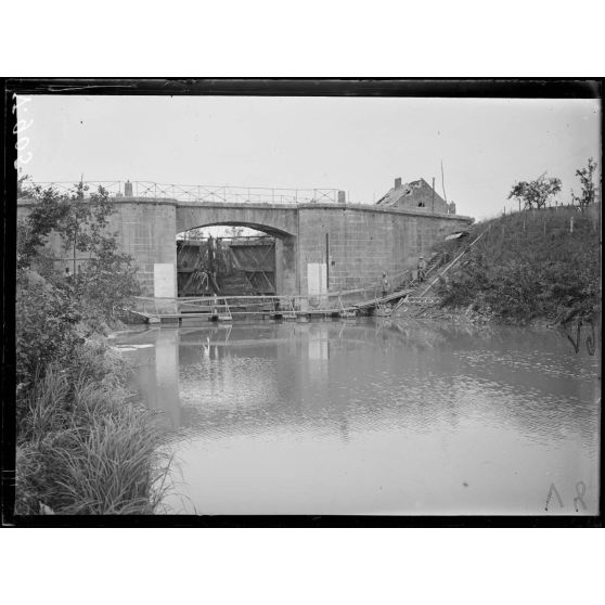 Villeneuve-Saint-Germain, Aisne, la passerelle sur le canal de l'Aisne, à l'écluse de Villeneuve. [légende d'origine]