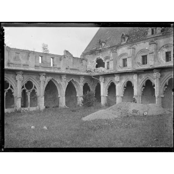 Soissons, Aisne, le cloître de Saint-Jean des Vignes. [légende d'origine]