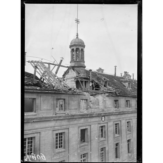 Soissons, Aisne, ancien séminaire. La toiture en ruines et le clocheton. [légende d'origine]