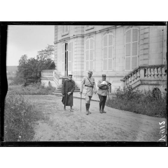 Soissons, M. le capitaine Saynes, attaché naval des Etats-Unis à Paris, au château de Chevreuse. [légende d'origine]