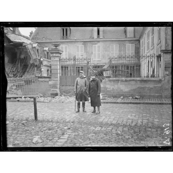 Soissons, le capitaine Saynes, devant la cathédrale. [légende d'origine]