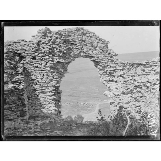 Avret-Hisar. Dans la forteresse, vue sur le village. [légende d'origine]