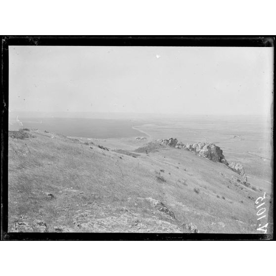 Avret-Hisar. Ruines de la forteresse, dans le fond hangards d'aviation. [légende d'origine]