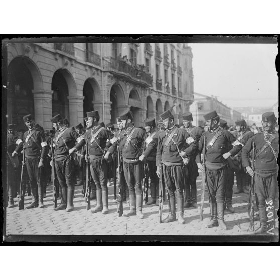 Salonique. Les révolutionnaires crétois devant le GQG. [légende d'origine]