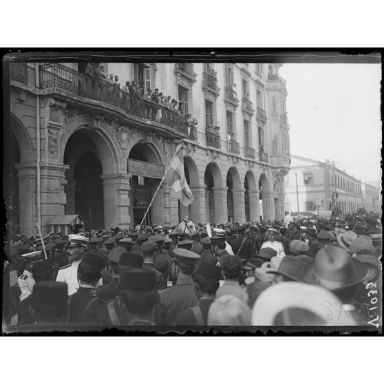 Salonique. Les révolutionnaires crétois devant le GQG. [légende d'origine]