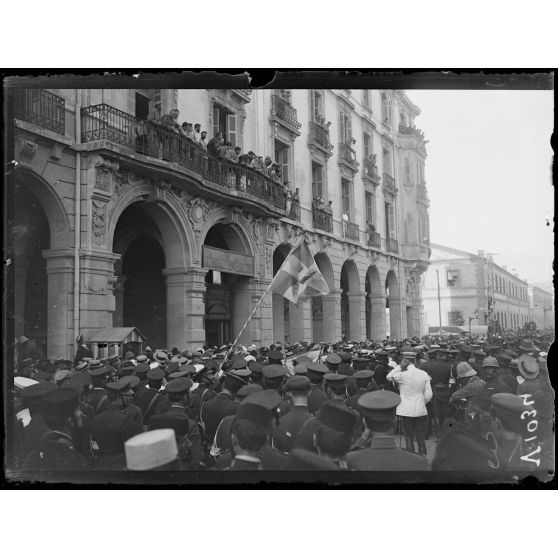 Salonique. Les révolutionnaires crétois devant le GQG. [légende d'origine]