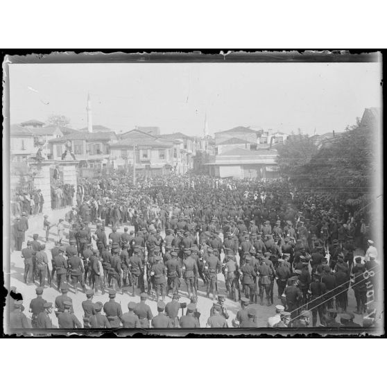 Salonique. Les Crétois massés sur la place vont proposer au général Sarrail de servir dans les rangs des Alliés. [légende d'origine]