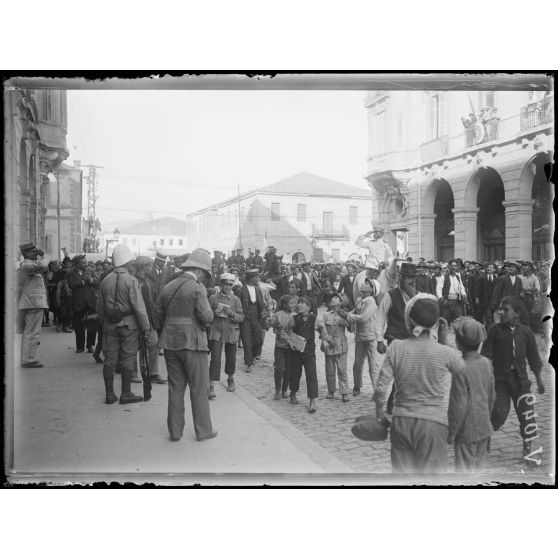 Salonique. Arrivée des Crétois devant le quartier général. [légende d'origine]