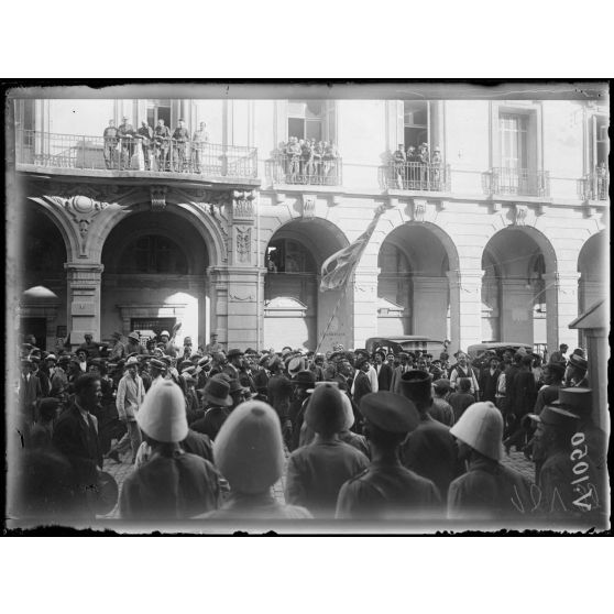 Salonique. Arrivée des Crétois devant le quartier général. [légende d'origine]