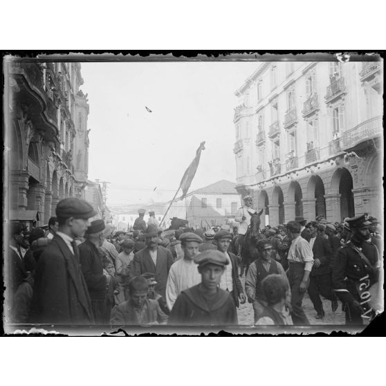 Salonique.Défilé des révoltés devant le Quartier Général. [légende d'origine]