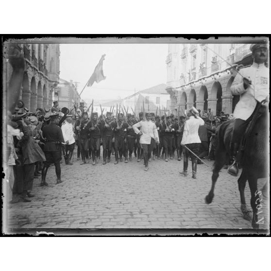 Salonique.Défilé des révoltés devant le Quartier Général. [légende d'origine]