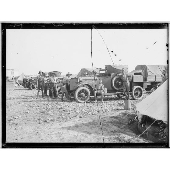 Camp anglais près Salonique. Autos mitrailleuses anglaises. [légende d'origine]