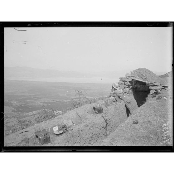 Devant le lac Doiran, tranchée et poste d'observation à 540. [légende d'origine]