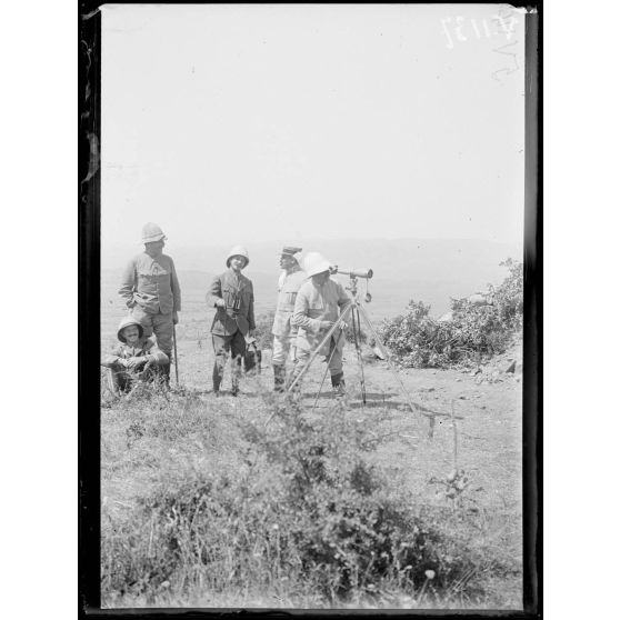 Les généraux Gérôme et Dauvet observant les effets de l'artillerie. [légende d'origine]